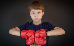 Мальчик в красных боксерских перчатках