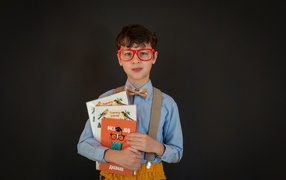Мальчик школьник с книгами в руке 