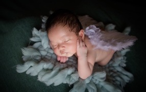 Милый новорожденный малыш с крыльями ангела 