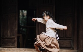 Маленькая девочка азиатка танцует