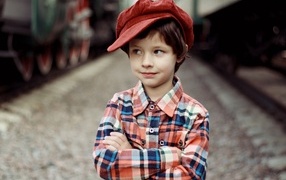 Маленький мальчик в красной кепке