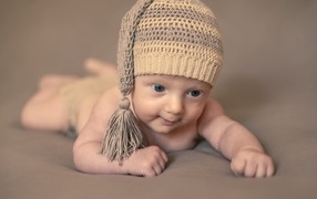 Маленький ребенок в вязаной шапке 