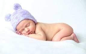 Маленький новорожденный ребенок в шапке