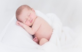 Спящий ребенок в белом полотенце