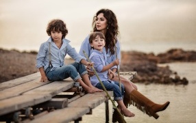 Два маленьких мальчика с мамой у реки