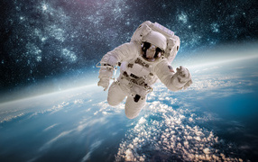 Астронавт летит над планетой земля в космосе