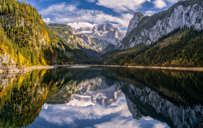 Красивая горная природа и чистое озеро, Австрия