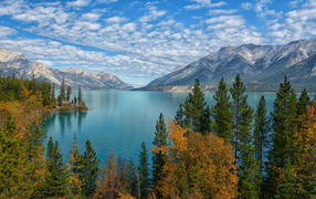 Красивое горное озеро Абрахам, Канада