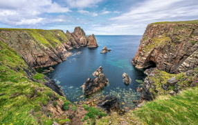 Скалы в заливе на острове Тори, Ирландия