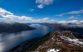 Красивый вид на фьорд и горы, Норвегия