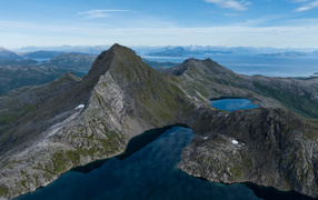 Высокие горы с голубым озером, Норвегия