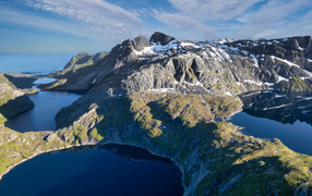 Горы  Лофотенских островов под голубым небом, Норвегия