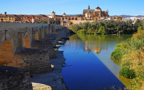 Красивые дома отражаются в воде, Испания