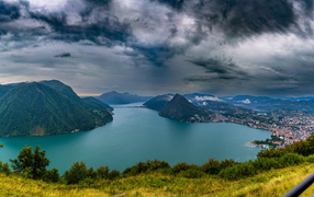 Грозовые тучи над озером в горах, Швейцария