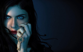 Красивые голубые глаза у актрисы Александры Даддарио