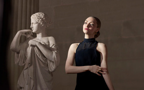 Актриса Аманда Сайфред в черном платье у статуи