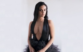 Актриса Камила Мендес в черном платье