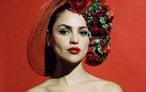 Актриса Эйса Гонсалес в шляпе с розами