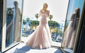 Актриса Эль Фэннинг в розовом платье на балконе