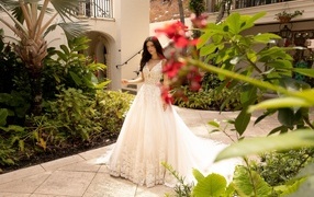 Актриса Рени Мерден в белом свадебном платье