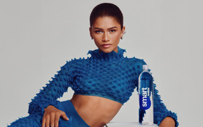Актриса Зендея в голубом костюме с бутылкой воды