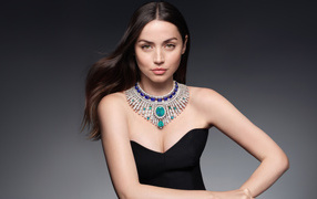 Beautiful expensive jewelry on the neck of actress Ana de Armas