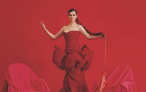 Красивая молодая девушка Селена Гомес в красном платье