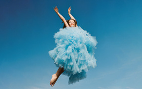 Танцовщица Мэдди Зиглер в пышном голубом платье