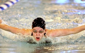 Девушка пловец на соревнованиях