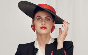Стильная актриса Александра Даддарио  в большой шляпе