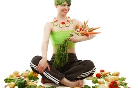 Девушка вегетарианка с овощами на белом фоне