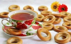 Cup of tea on the table with bagels