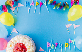 Декор для дня рождения с тортом на голубом фоне