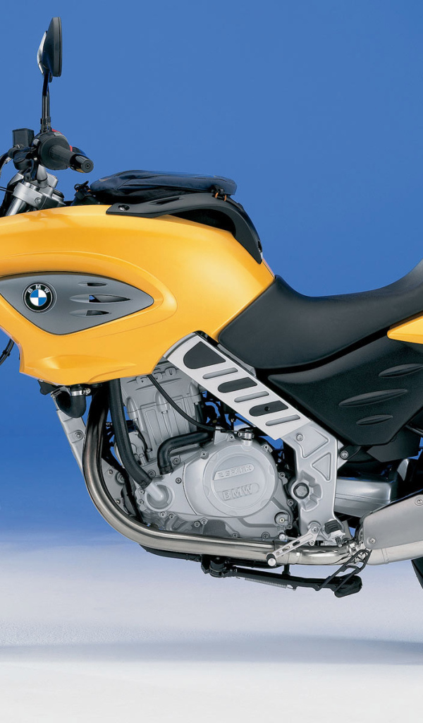Мотоцикл BMW F650 CS вид сбоку
