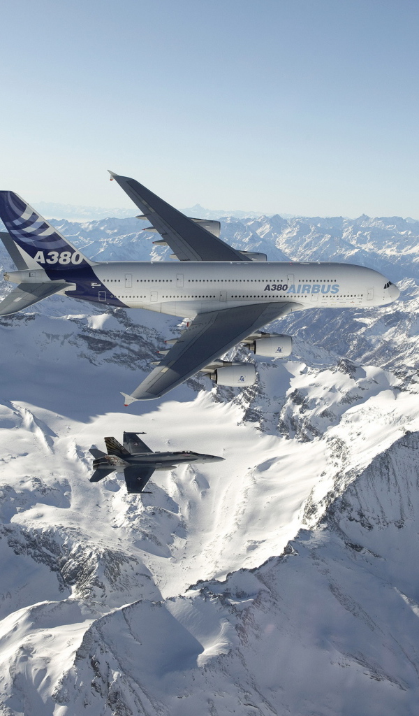 Airbus A380 и истребитель