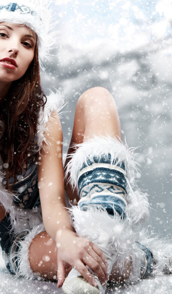 Девушка под снегом