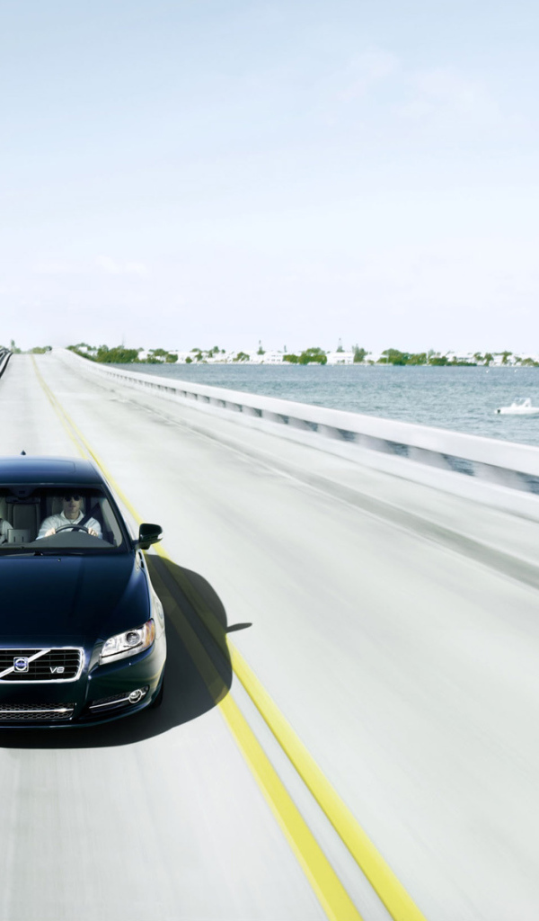 Volvo S80 находится на мосту Майами