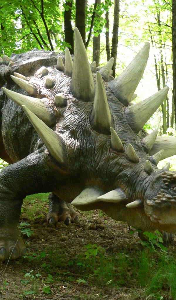 Динозавр в современном лесу