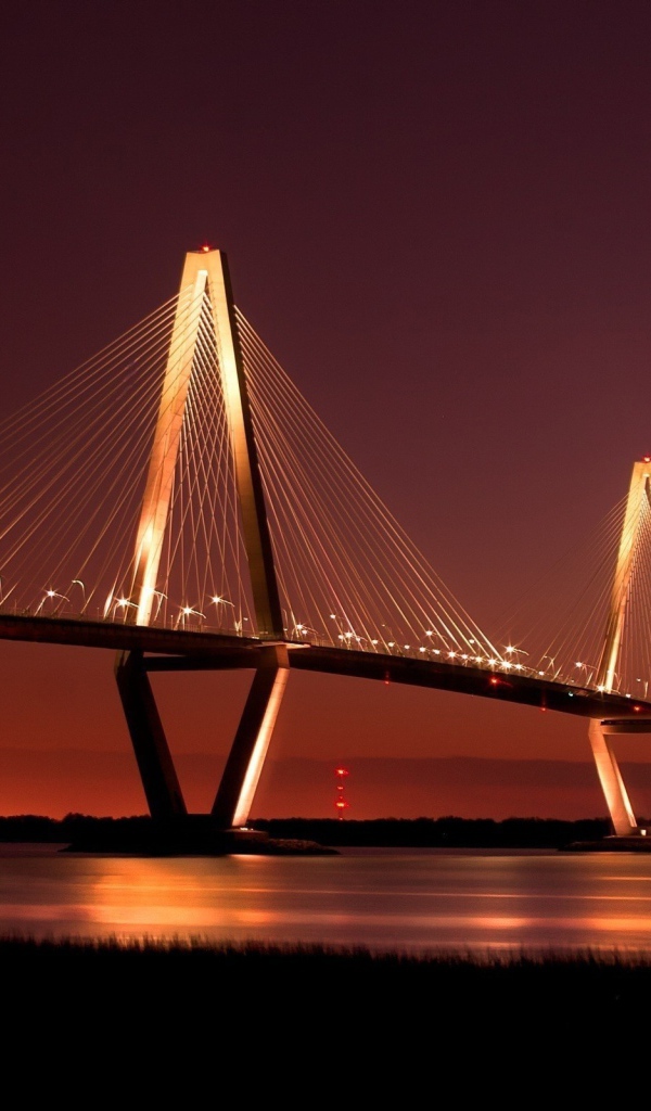 Мост освещенный ночью