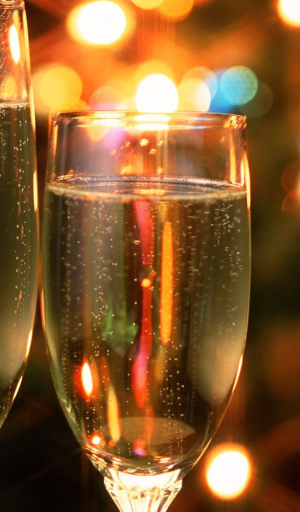Поднятие бокалов шампанского в Новый год