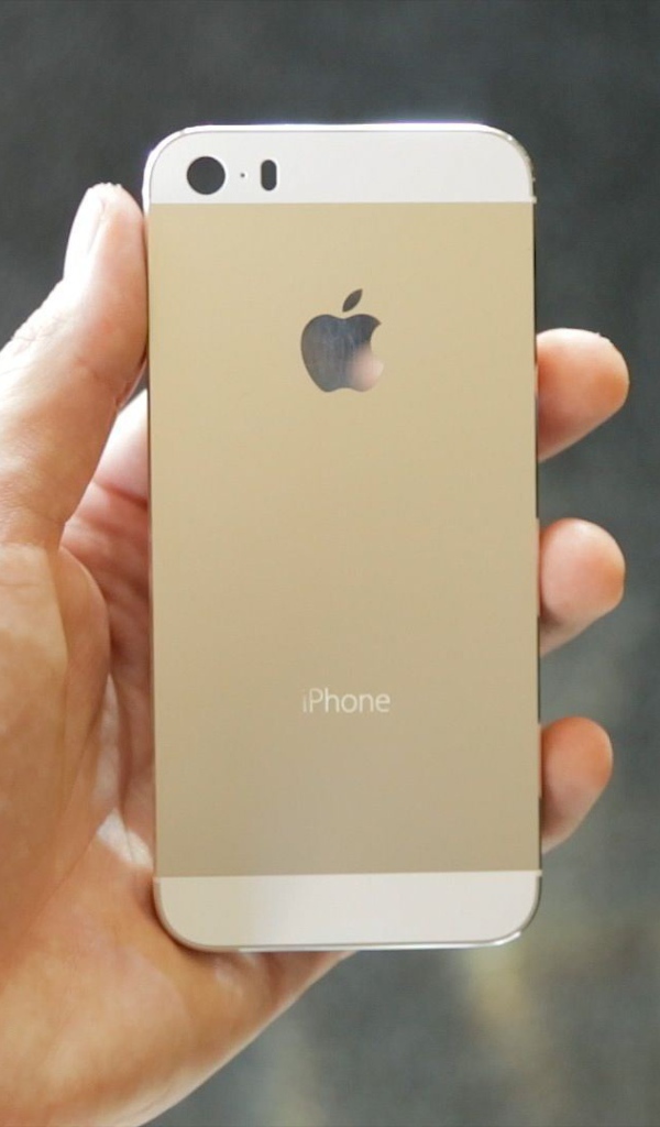 Iphone 5S цвета шампань в руке