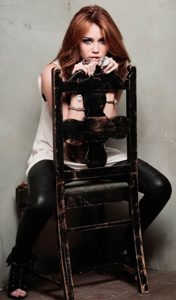 Майли Сайрус на стуле, красивое фото
