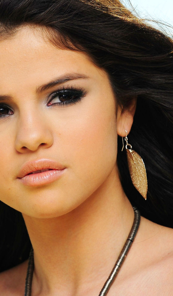  Famous Actress Selena Gomez