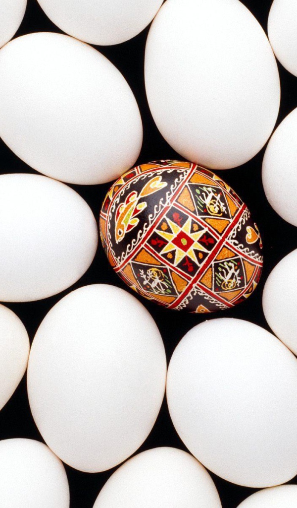 Крашенное яйцо среди белых на Пасху
