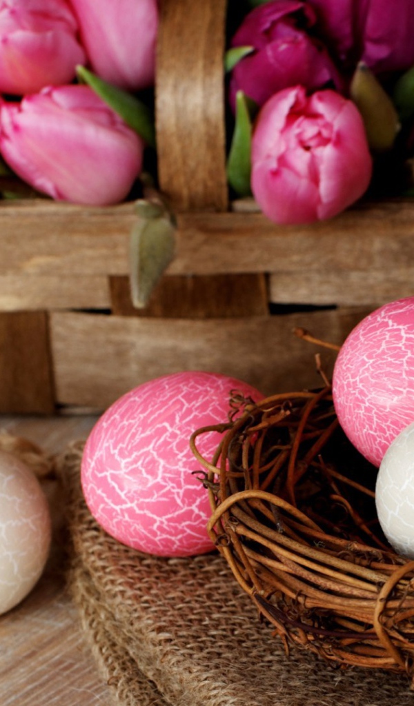 Белые и розовые яйца на Пасху