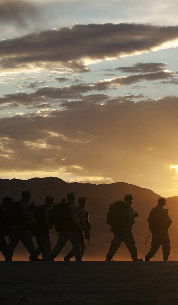 Солдаты идут на закате солнца