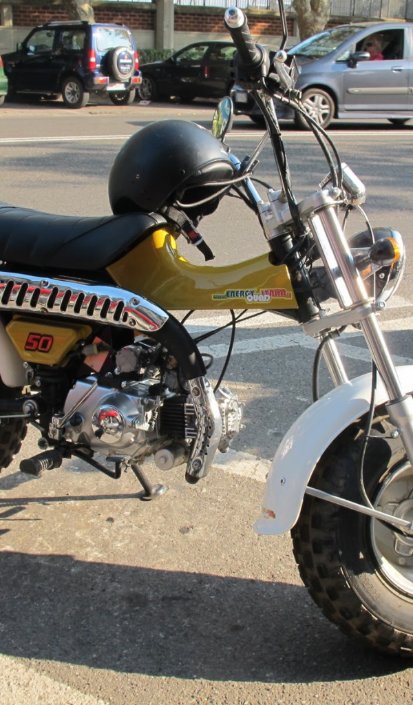 Красивый мотоцикл Suzuki RV 125