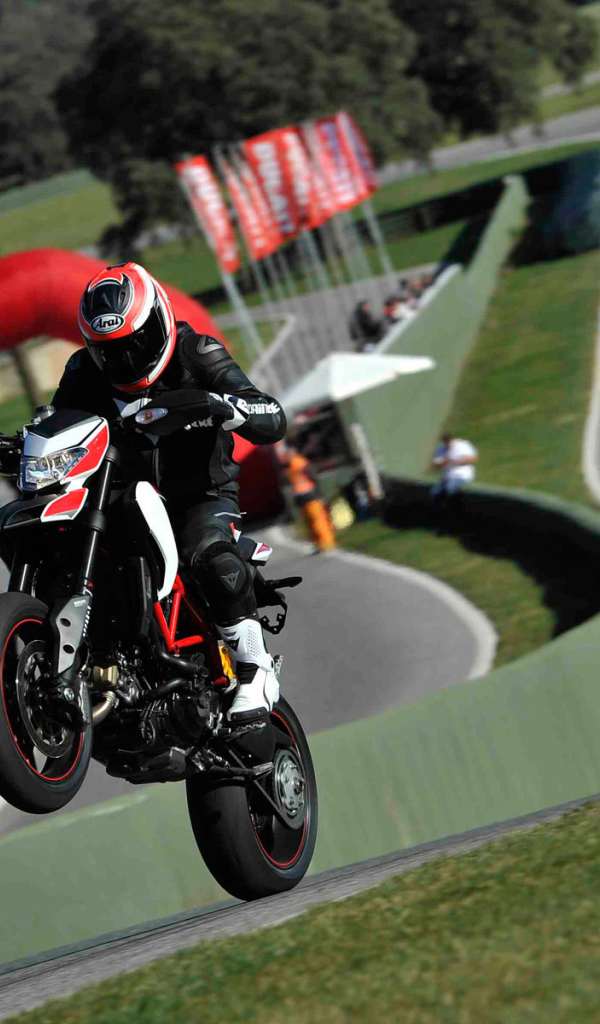 Новый мотоцикл на дороге Ducati Hypermotard SP