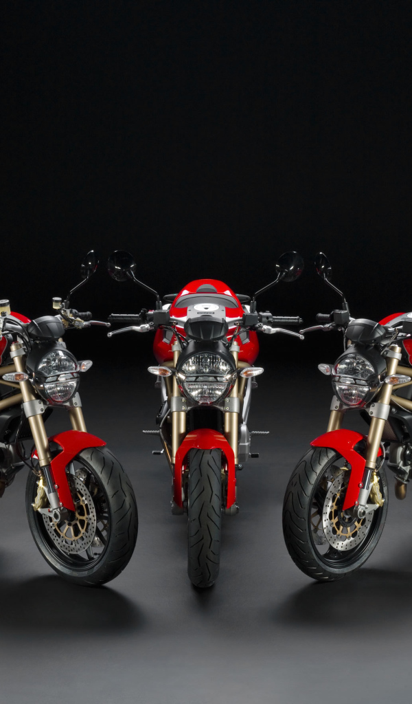 Новый мотоцикл на дороге Ducati Monster Diesel