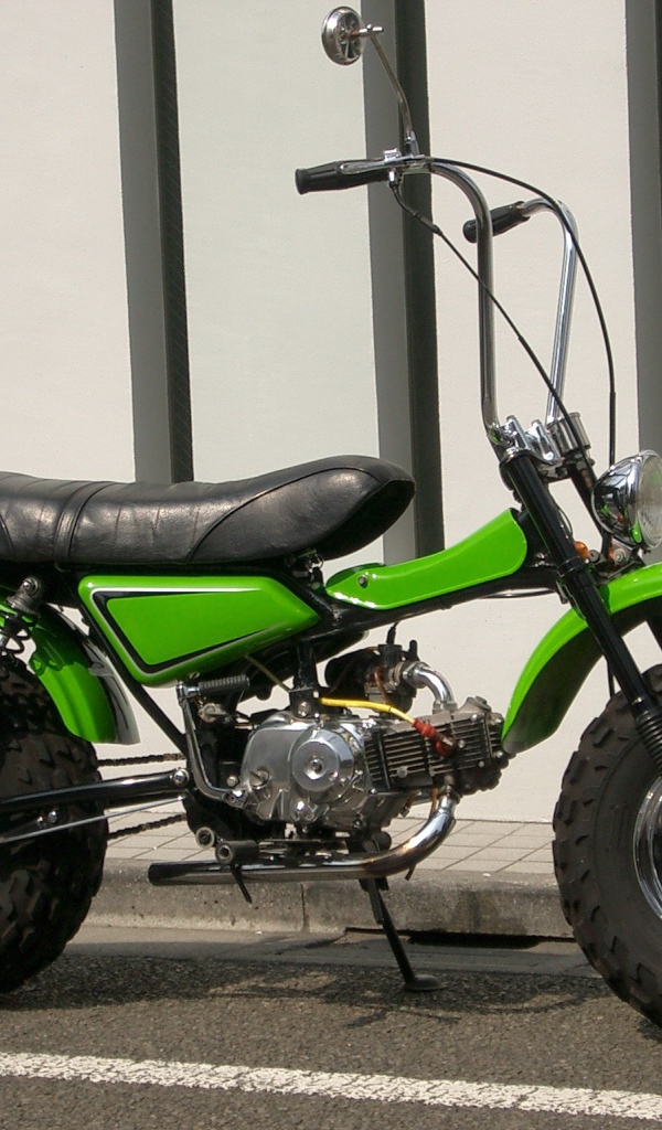 Новый мотоцикл на дороге Suzuki RV 125
